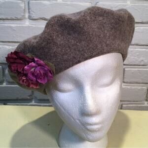 Beret hat with flower detailing
